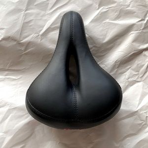 Giddy up wide bike seat